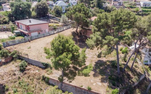Parcela urbana semi plana apta para la construcción de hasta 3 viviendas unifamiliares.