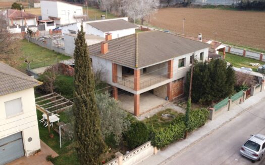 ¡Oportunidad única en Llinars del Vallès! Parcela con estructura de vivienda para personalizar