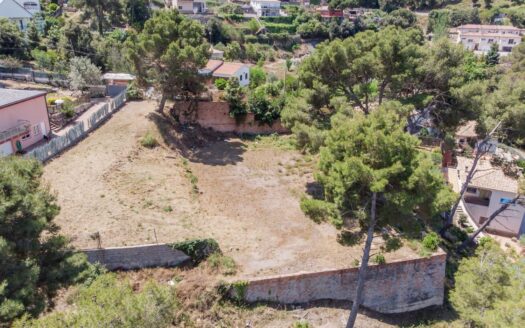 Parcela urbana semi plana apta para la construcción de hasta 3 viviendas unifamiliares.